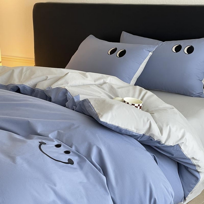 91家纺网 家纺一手货源 找家纺 ab家纺 2025新款纯色水洗棉笑脸双拼绣花四件套 笑脸  宾利蓝浅灰