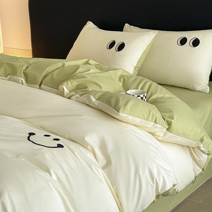 91家纺网 家纺一手货源 找家纺 ab家纺 2025新款纯色水洗棉笑脸双拼绣花四件套 笑脸  杏黄橄榄绿