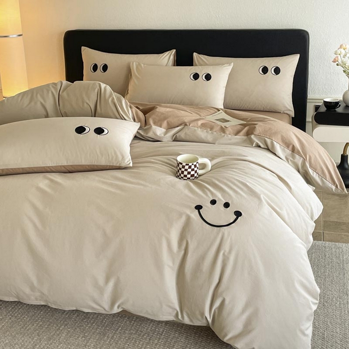 91家纺网 家纺一手货源 找家纺 ab家纺 2025新款纯色水洗棉笑脸双拼绣花四件套 笑脸 卡其米咖
