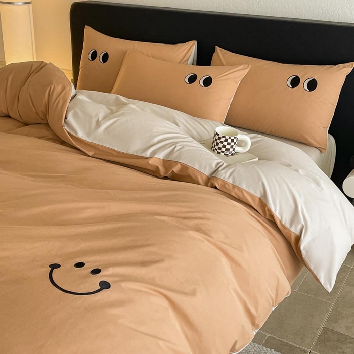 91家纺网 家纺一手货源 找家纺 ab家纺 2025新款纯色水洗棉笑脸双拼绣花四件套 笑脸  西柚米咖