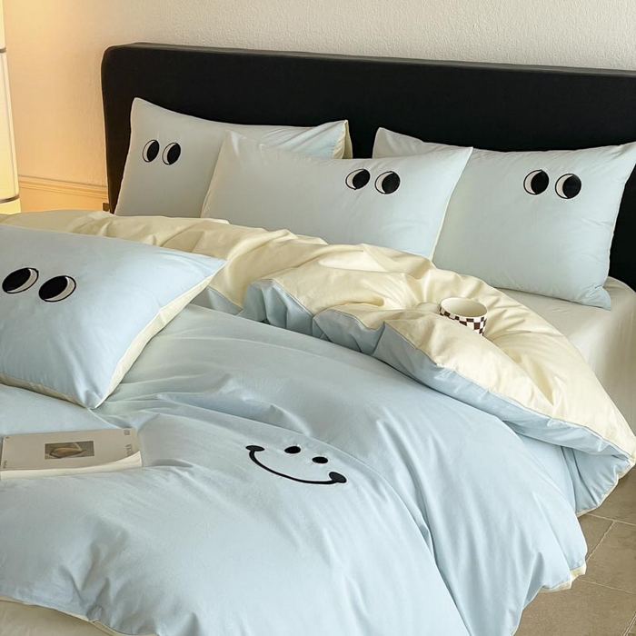 91家纺网 家纺一手货源 找家纺 ab家纺 2025新款纯色水洗棉笑脸双拼绣花四件套 笑脸  天空蓝浅黄
