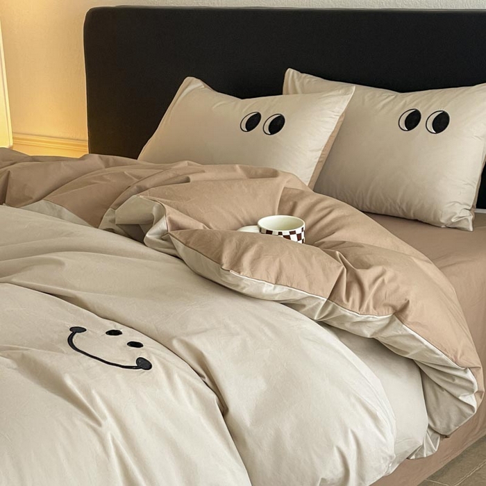 91家纺网 家纺一手货源 找家纺 ab家纺 2025新款纯色水洗棉笑脸双拼绣花四件套 笑脸 卡其米咖