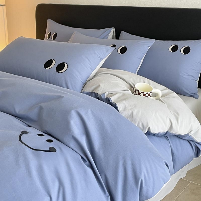 91家纺网 家纺一手货源 找家纺 ab家纺 2025新款纯色水洗棉笑脸双拼绣花四件套 笑脸  宾利蓝浅灰