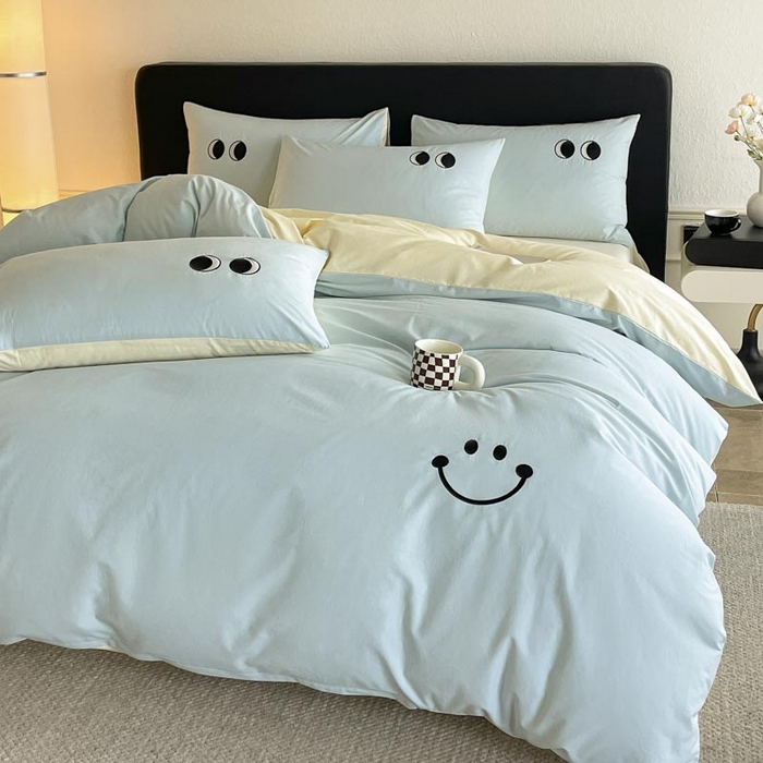 91家纺网 家纺一手货源 找家纺 ab家纺 2025新款纯色水洗棉笑脸双拼绣花四件套 笑脸  天空蓝浅黄