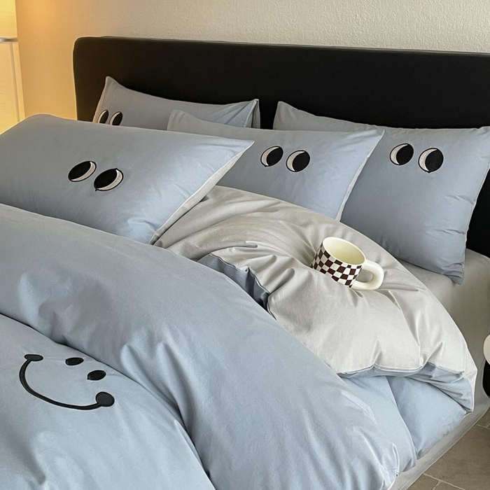 91家纺网 家纺一手货源 找家纺 ab家纺 2025新款纯色水洗棉笑脸双拼绣花四件套 笑脸  浅蓝灰