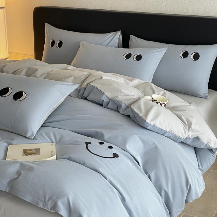 91家纺网 家纺一手货源 找家纺 ab家纺 2025新款纯色水洗棉笑脸双拼绣花四件套 笑脸  浅蓝灰