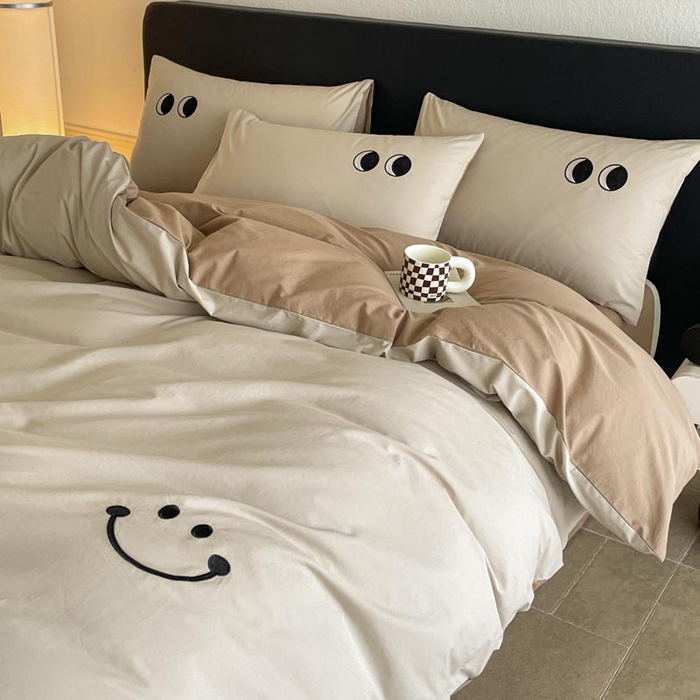 91家纺网 家纺一手货源 找家纺 ab家纺 2025新款纯色水洗棉笑脸双拼绣花四件套 笑脸 卡其米咖