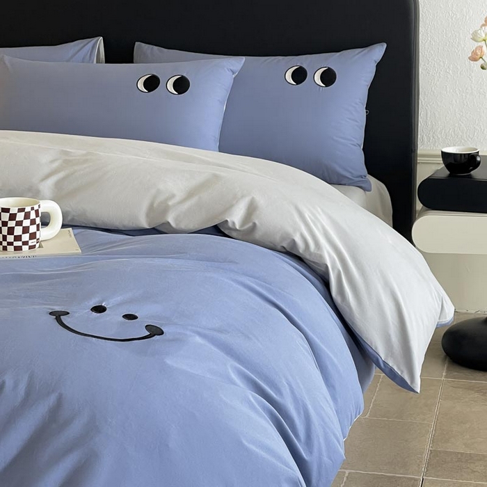 91家纺网 家纺一手货源 找家纺 ab家纺 2025新款纯色水洗棉笑脸双拼绣花四件套 笑脸  宾利蓝浅灰