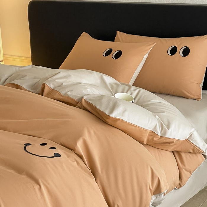 91家纺网 家纺一手货源 找家纺 ab家纺 2025新款纯色水洗棉笑脸双拼绣花四件套 笑脸  西柚米咖