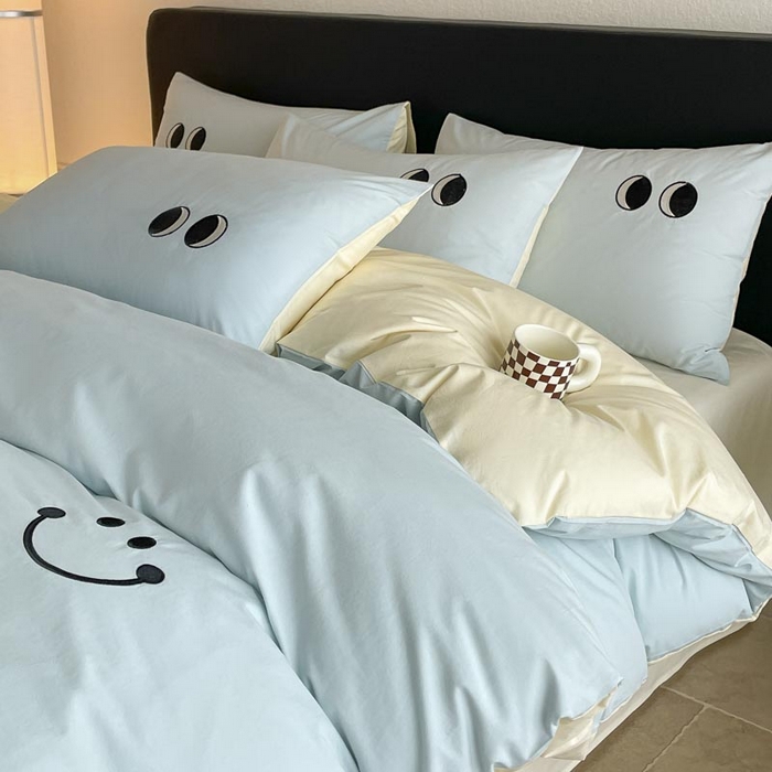 91家纺网 家纺一手货源 找家纺 ab家纺 2025新款纯色水洗棉笑脸双拼绣花四件套 笑脸  天空蓝浅黄