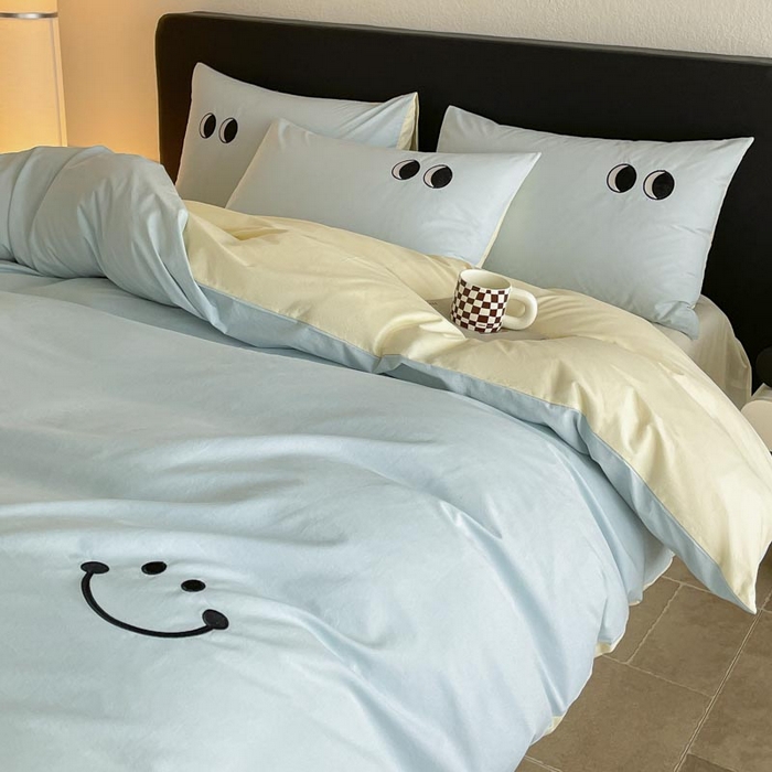 91家纺网 家纺一手货源 找家纺 ab家纺 2025新款纯色水洗棉笑脸双拼绣花四件套 笑脸  天空蓝浅黄