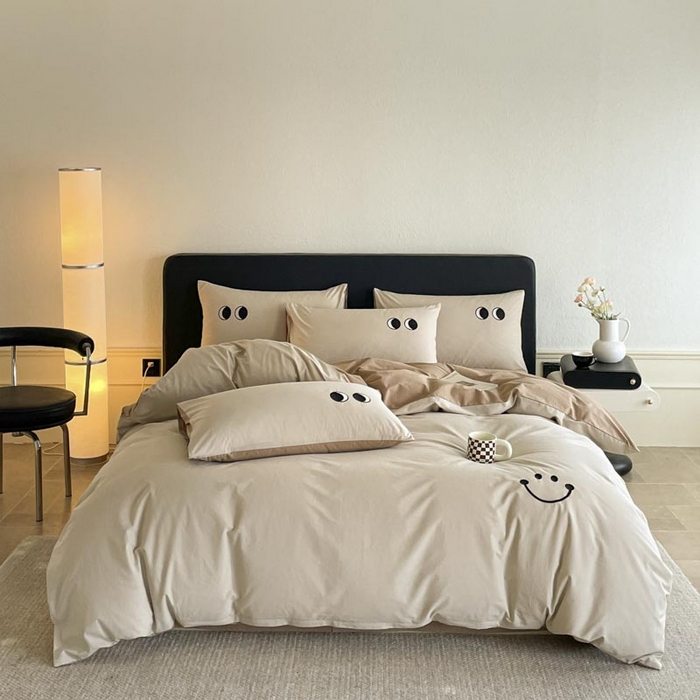 91家纺网 家纺一手货源 找家纺 ab家纺 2025新款纯色水洗棉笑脸双拼绣花四件套 笑脸 卡其米咖