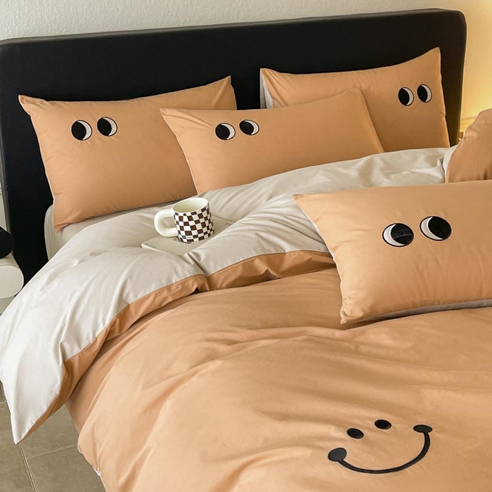 91家纺网 家纺一手货源 找家纺 ab家纺 2025新款纯色水洗棉笑脸双拼绣花四件套 笑脸  西柚米咖