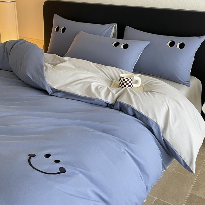91家纺网 家纺一手货源 找家纺 ab家纺 2025新款纯色水洗棉笑脸双拼绣花四件套 笑脸  宾利蓝浅灰