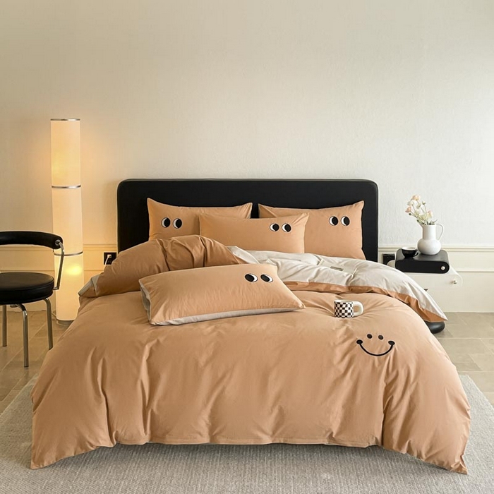 91家纺网 家纺一手货源 找家纺 ab家纺 2025新款纯色水洗棉笑脸双拼绣花四件套 笑脸  西柚米咖