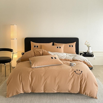 91家纺网 家纺一手货源 找家纺 ab家纺 2025新款纯色水洗棉笑脸双拼绣花四件套 笑脸  西柚米咖