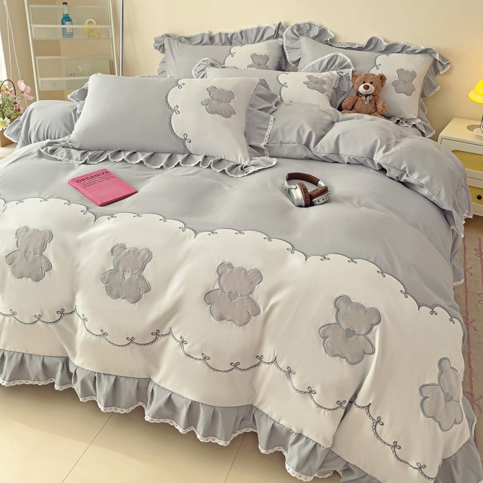 91家纺网 家纺一手货源 找家纺 慕语家纺 2025新款高定贴布绣磨毛四件套-熊小贝 熊小贝-烟灰