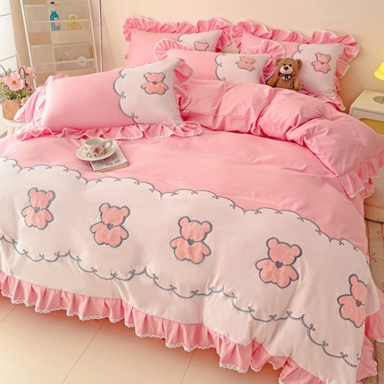91家纺网 家纺一手货源 找家纺 慕语家纺 2025新款高定贴布绣磨毛四件套-熊小贝 熊小贝-西梅粉