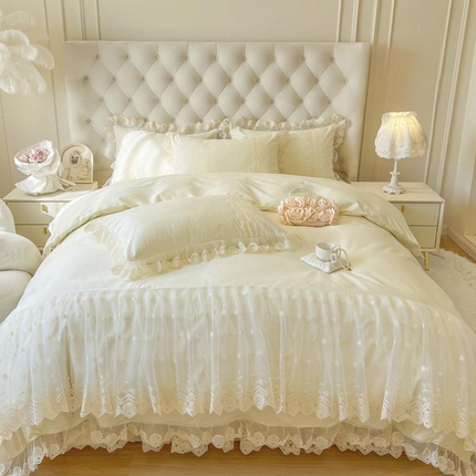 91家纺网 家纺一手货源 找家纺 恋尚 2025新款60贡缎长绒棉床笠裙款四件套-薇梦 薇梦-奶黄