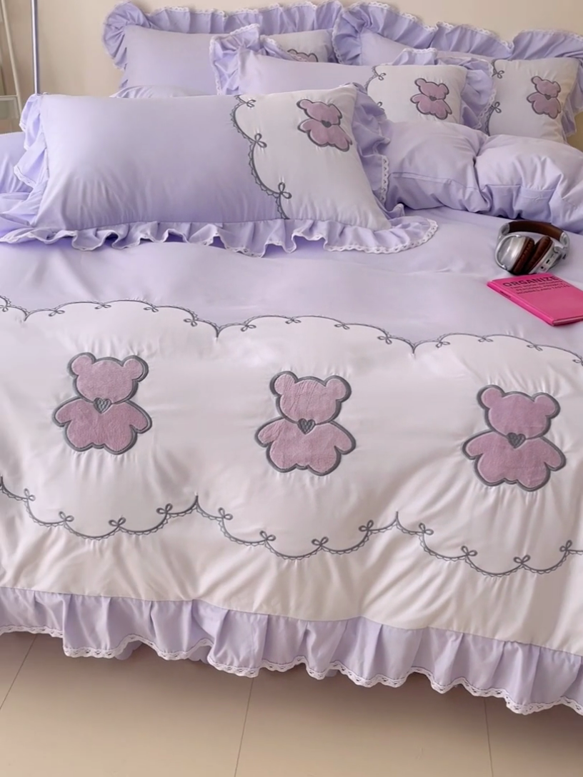 91家纺网 家纺一手货源 找家纺 慕语家纺 2025新款高定贴布绣磨毛四件套-熊小贝 熊小贝-丁香紫