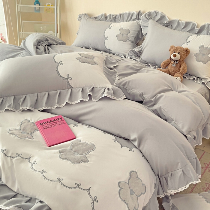 91家纺网 家纺一手货源 找家纺 慕语家纺 2025新款高定贴布绣磨毛四件套-熊小贝 熊小贝-烟灰