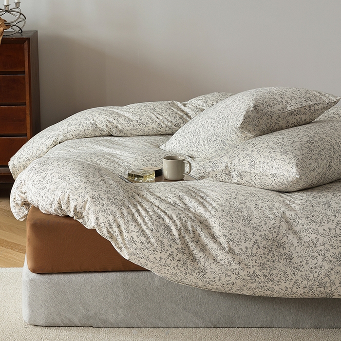 91家纺网 家纺一手货源 找家纺 2025春夏新品母婴A类全棉纯棉针织棉软糯糯清新小碎花床单款四件套 摩卡灰