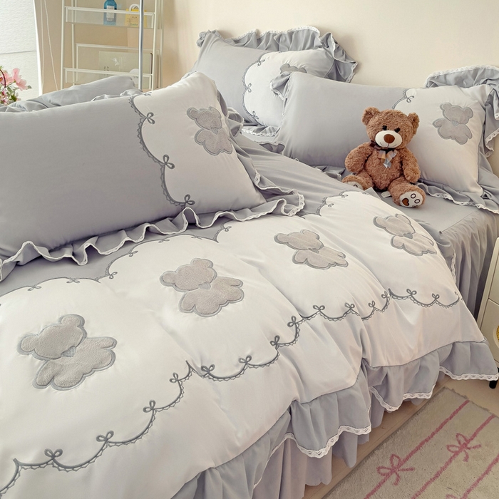 91家纺网 家纺一手货源 找家纺 慕语家纺 2025新款高定贴布绣磨毛四件套-熊小贝 熊小贝-烟灰