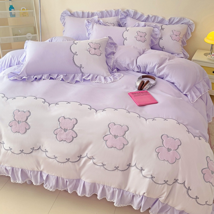 91家纺网 家纺一手货源 找家纺 慕语家纺 2025新款高定贴布绣磨毛四件套-熊小贝 熊小贝-丁香紫