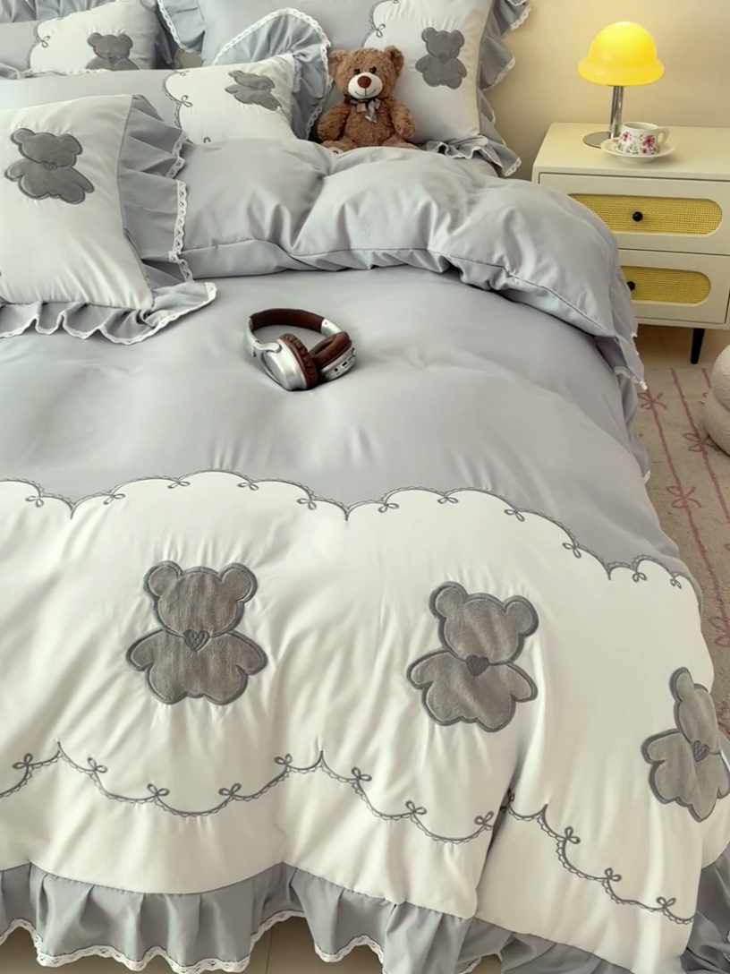91家纺网 家纺一手货源 找家纺 慕语家纺 2025新款高定贴布绣磨毛四件套-熊小贝 熊小贝-烟灰