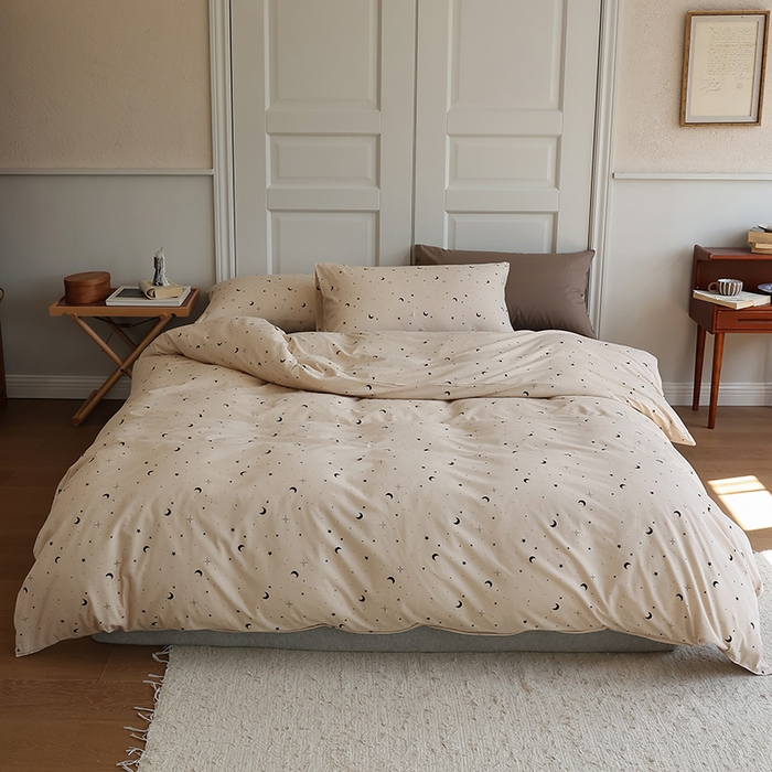 91家纺网 家纺一手货源 找家纺 2025春夏新品母婴A类全棉纯棉针织棉软糯糯清新小碎花床单款四件套 满天星卡其