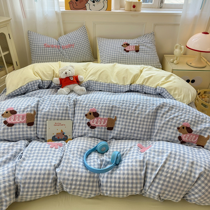 91家纺网 家纺一手货源 找家纺 罗亿家纺 2025新款云朵糯糯棉（110g）腊肠狗毛巾绣四件套 蝴蝶结小狗-蓝格