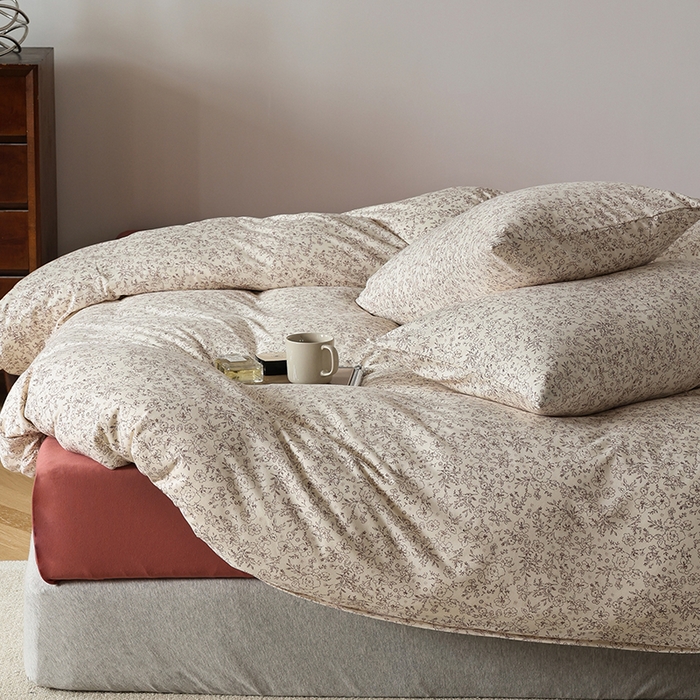 91家纺网 家纺一手货源 找家纺 2025春夏新品母婴A类全棉纯棉针织棉软糯糯清新小碎花床单款四件套 摩卡棕