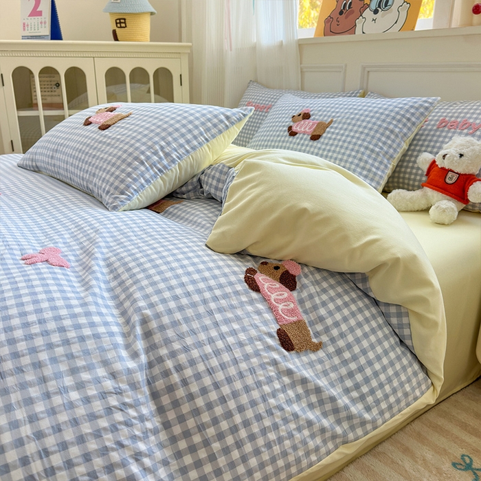 91家纺网 家纺一手货源 找家纺 罗亿家纺 2025新款云朵糯糯棉（110g）腊肠狗毛巾绣四件套 蝴蝶结小狗-蓝格