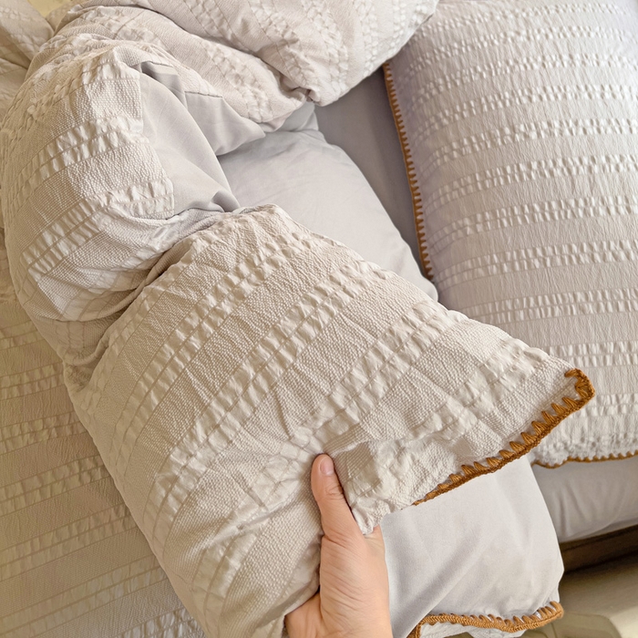 91家纺网 家纺一手货源 找家纺 娜娜 2025新款磨毛水洗棉泡泡纱贝壳边四件套 泡泡纱-浅灰