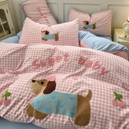 91家纺网 家纺一手货源 找家纺 罗亿家纺 2025新款云朵糯糯棉（110g）腊肠狗毛巾绣四件套 樱桃小狗-粉格