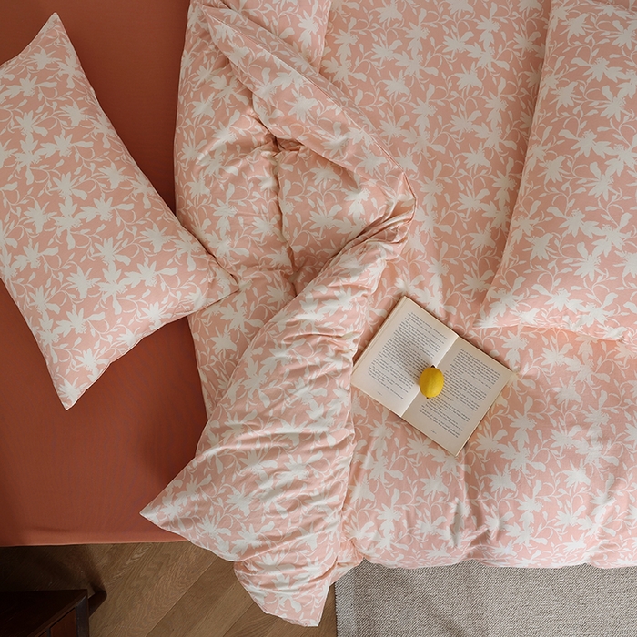 91家纺网 家纺一手货源 找家纺 2025春夏新品母婴A类全棉纯棉针织棉软糯糯清新小碎花床单款四件套 盛夏粉