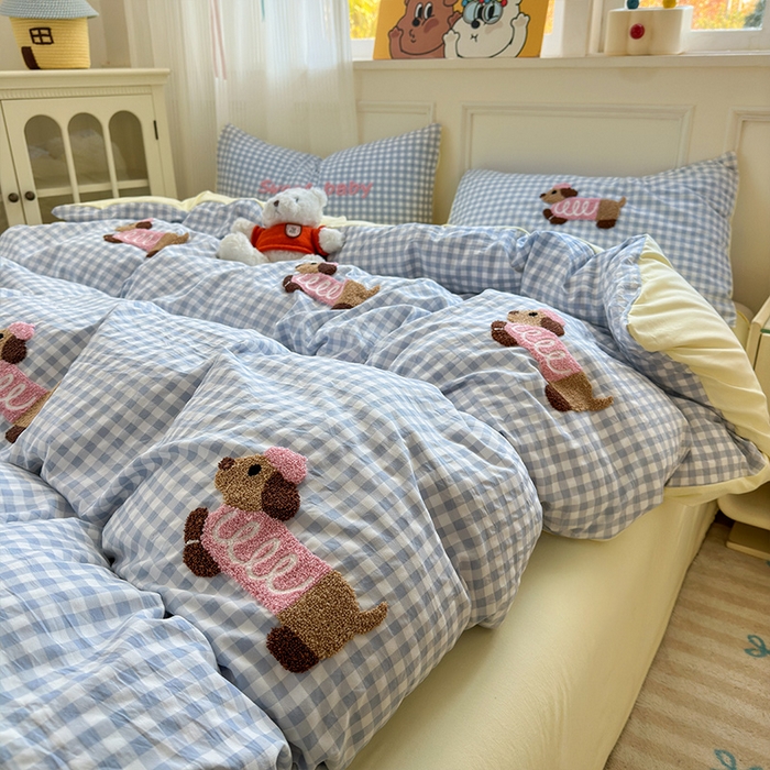 91家纺网 家纺一手货源 找家纺 罗亿家纺 2025新款云朵糯糯棉（110g）腊肠狗毛巾绣四件套 蝴蝶结小狗-蓝格