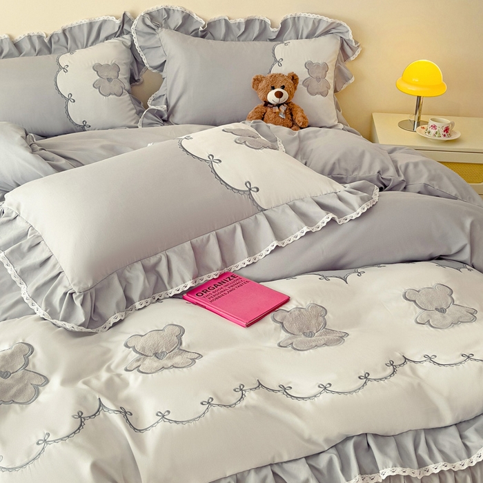 91家纺网 家纺一手货源 找家纺 慕语家纺 2025新款高定贴布绣磨毛四件套-熊小贝 熊小贝-烟灰