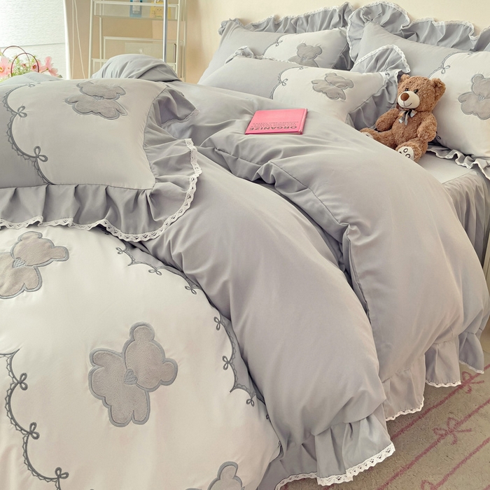 91家纺网 家纺一手货源 找家纺 慕语家纺 2025新款高定贴布绣磨毛四件套-熊小贝 熊小贝-烟灰