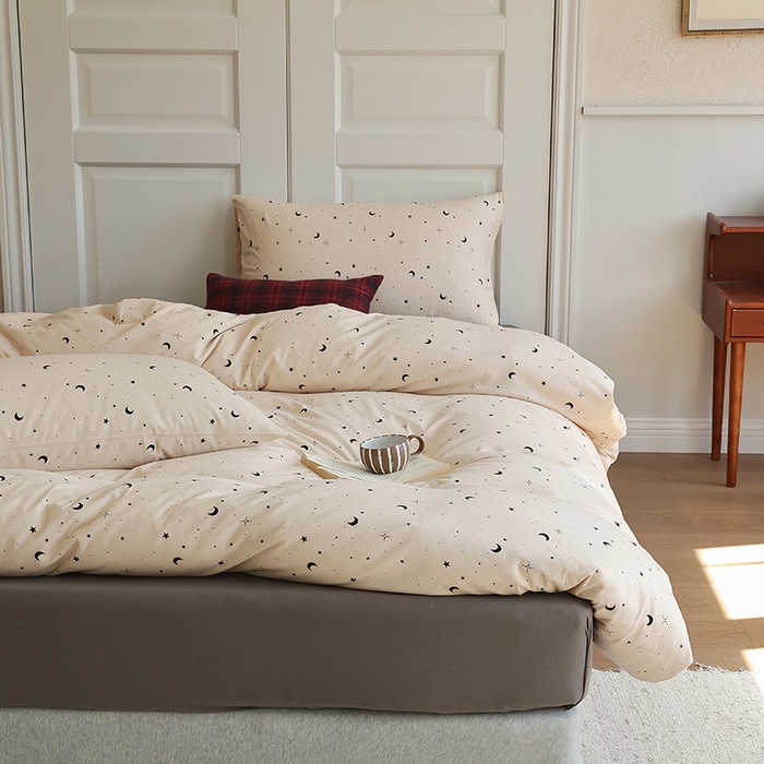 91家纺网 家纺一手货源 找家纺 2025春夏新品母婴A类全棉纯棉针织棉软糯糯清新小碎花床单款四件套 满天星卡其