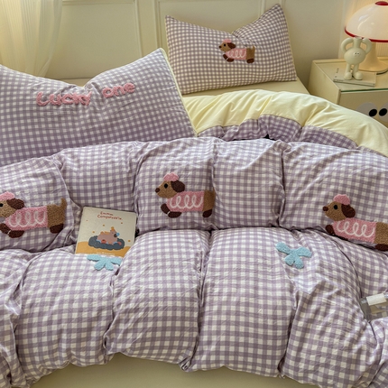 91家纺网 家纺一手货源 找家纺 罗亿家纺 2025新款云朵糯糯棉（110g）腊肠狗毛巾绣四件套 蝴蝶结小狗-紫格