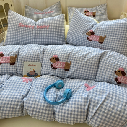 91家纺网 家纺一手货源 找家纺 罗亿家纺 2025新款云朵糯糯棉（110g）腊肠狗毛巾绣四件套 蝴蝶结小狗-蓝格