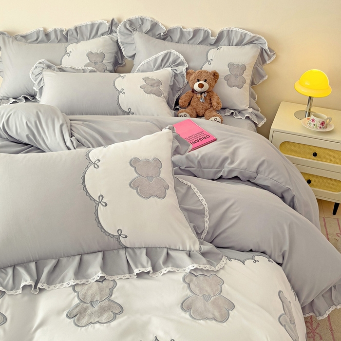 91家纺网 家纺一手货源 找家纺 慕语家纺 2025新款高定贴布绣磨毛四件套-熊小贝 熊小贝-烟灰