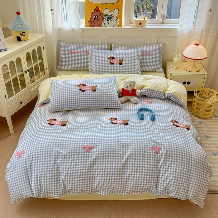 91家纺网 家纺一手货源 找家纺 罗亿家纺 2025新款云朵糯糯棉（110g）腊肠狗毛巾绣四件套 蝴蝶结小狗-蓝格