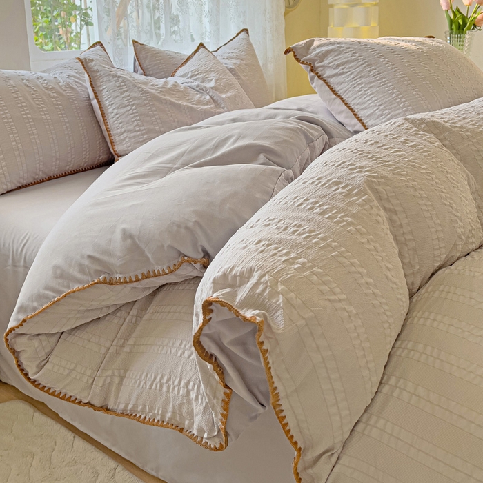 91家纺网 家纺一手货源 找家纺 娜娜 2025新款磨毛水洗棉泡泡纱贝壳边四件套 泡泡纱-浅灰