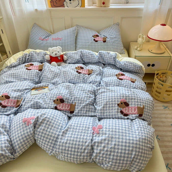 91家纺网 家纺一手货源 找家纺 罗亿家纺 2025新款云朵糯糯棉（110g）腊肠狗毛巾绣四件套 蝴蝶结小狗-蓝格