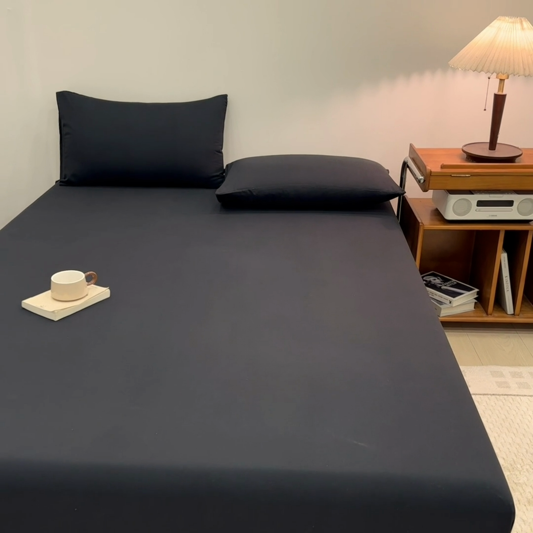 91家纺网 家纺一手货源 找家纺 优迈 2025新款水洗棉亲肤磨毛纯色单品系列单床笠单枕套三件套 黑色