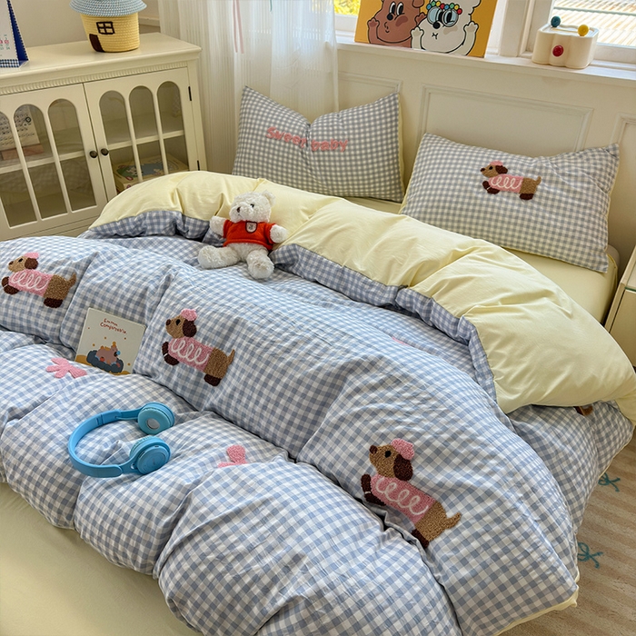 91家纺网 家纺一手货源 找家纺 罗亿家纺 2025新款云朵糯糯棉（110g）腊肠狗毛巾绣四件套 蝴蝶结小狗-蓝格