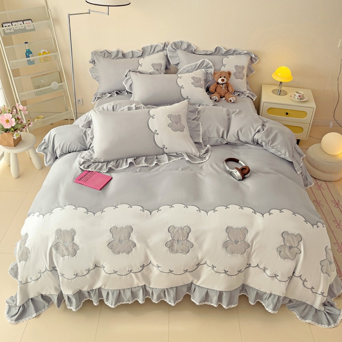 91家纺网 家纺一手货源 找家纺 慕语家纺 2025新款高定贴布绣磨毛四件套-熊小贝 熊小贝-烟灰