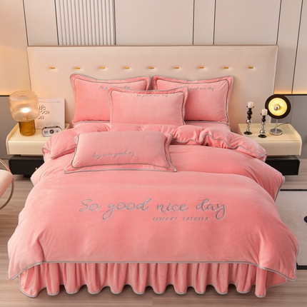91家纺网 家纺一手货源 找家纺 （买家秀爆款不断货）A类母婴级牛奶绒刺绣四件套珊瑚绒四件套雪花绒四件套刺绣牛奶绒被套四件套床裙四件套 刺绣-浅粉